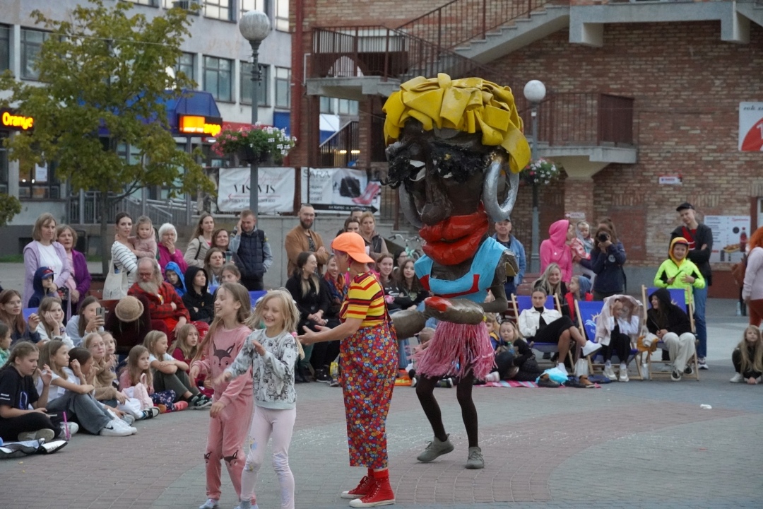 Festiwal Teatralny InQbator - Porywacze Ciał „Wielkie śmieszne twarze” [14.09.2024] - zdjęcie #9 - eOstroleka.pl