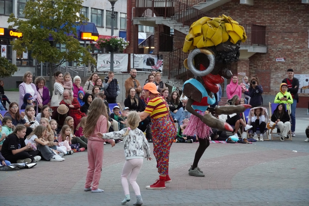 Festiwal Teatralny InQbator - Porywacze Ciał „Wielkie śmieszne twarze” [14.09.2024] - zdjęcie #8 - eOstroleka.pl