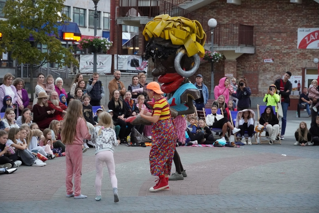 Festiwal Teatralny InQbator - Porywacze Ciał „Wielkie śmieszne twarze” [14.09.2024] - zdjęcie #7 - eOstroleka.pl