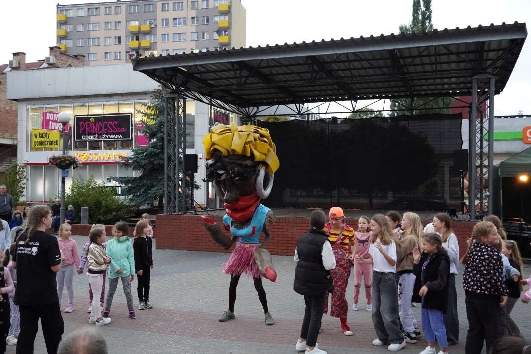 Festiwal Teatralny InQbator - Porywacze Ciał „Wielkie śmieszne twarze” [14.09.2024] - zdjęcie #4 - eOstroleka.pl