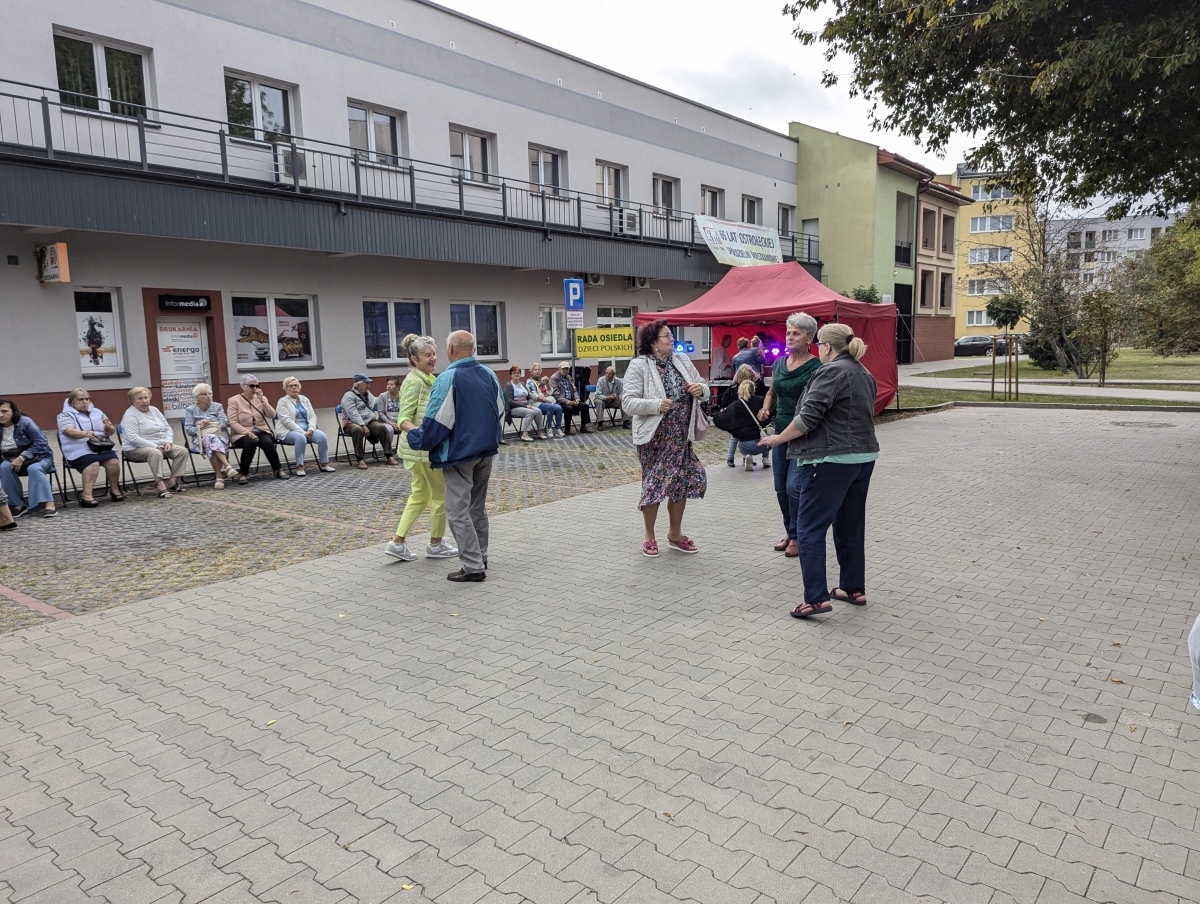 Potańcówka pod gwiazdami – hit na Dzieci Polskich [14.09.2024] - zdjęcie #49 - eOstroleka.pl