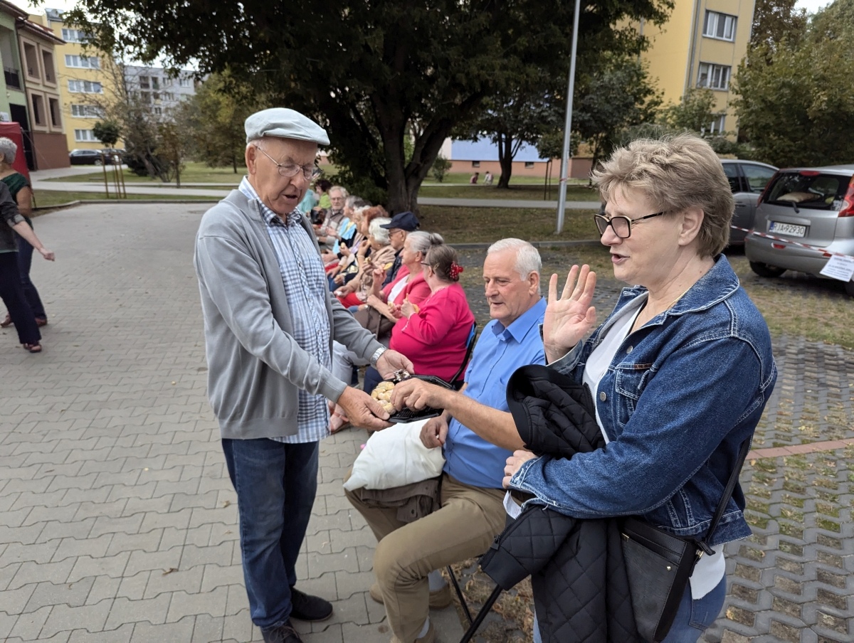 Potańcówka pod gwiazdami – hit na Dzieci Polskich [14.09.2024] - zdjęcie #48 - eOstroleka.pl