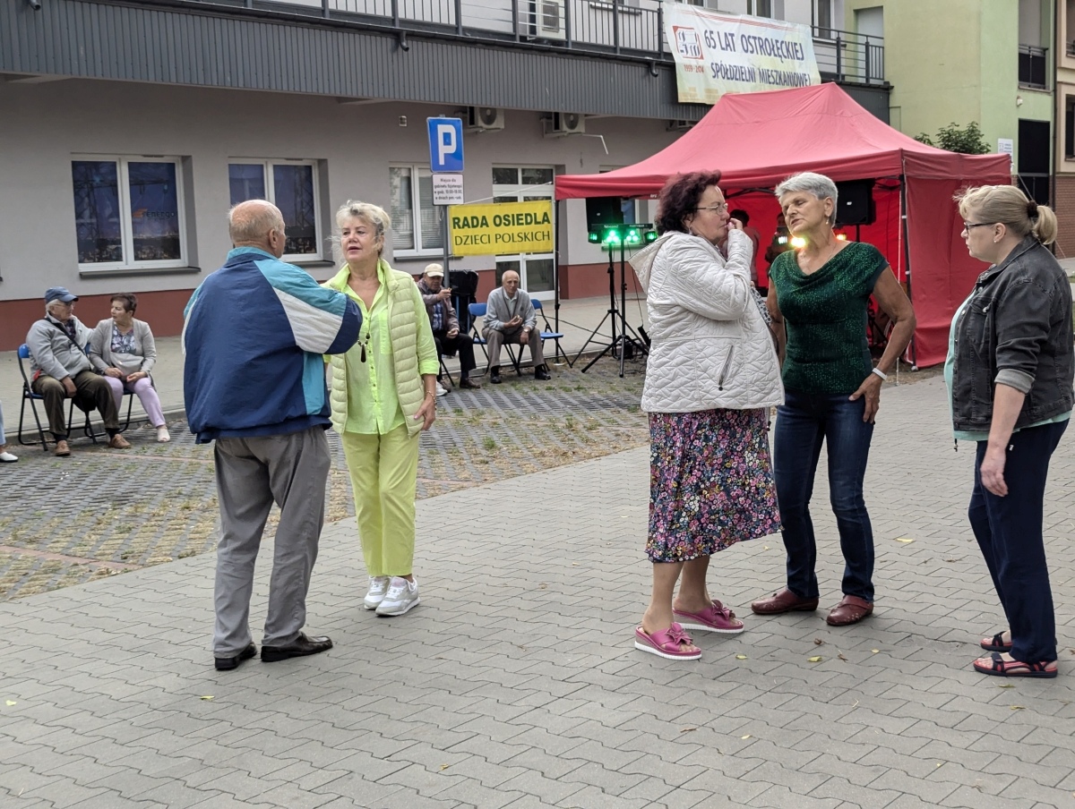 Potańcówka pod gwiazdami – hit na Dzieci Polskich [14.09.2024] - zdjęcie #47 - eOstroleka.pl