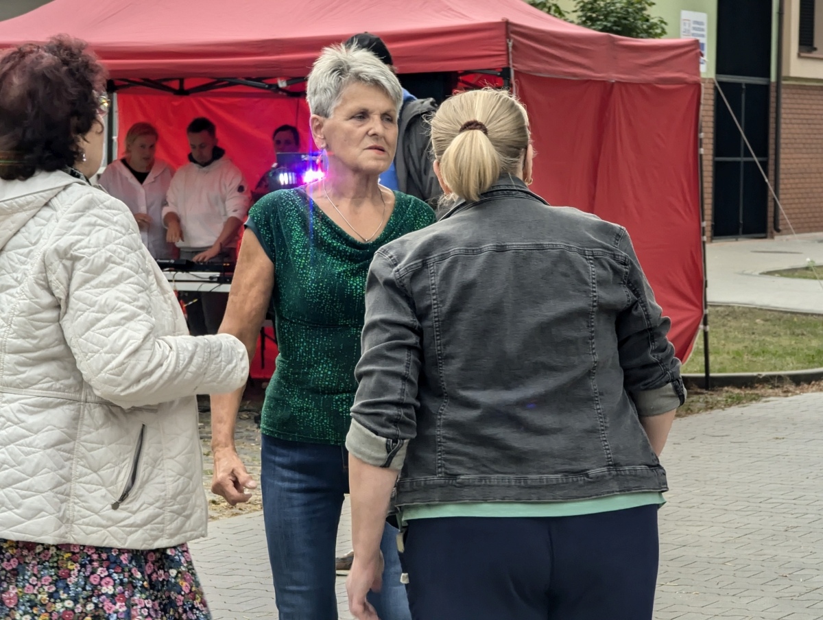 Potańcówka pod gwiazdami – hit na Dzieci Polskich [14.09.2024] - zdjęcie #46 - eOstroleka.pl