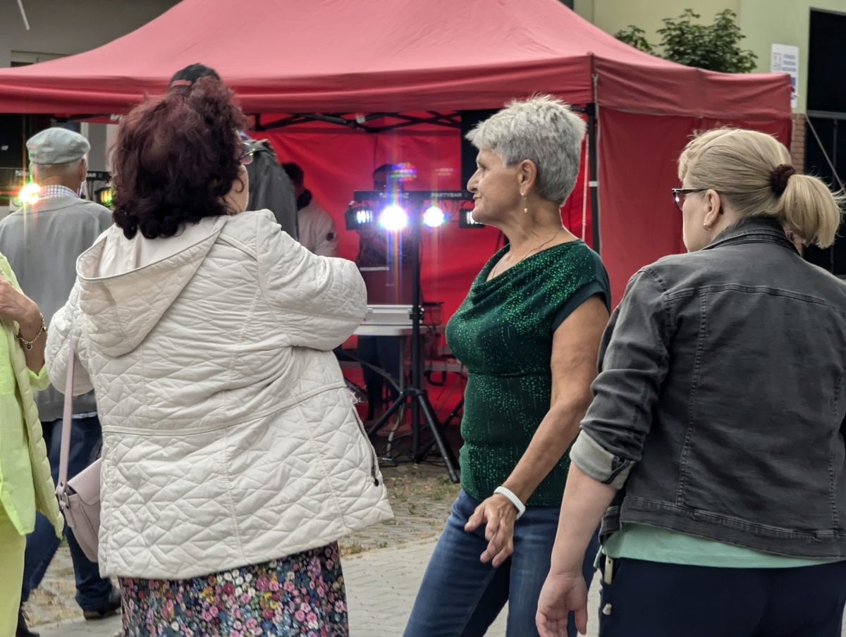 Potańcówka pod gwiazdami – hit na Dzieci Polskich [14.09.2024] - zdjęcie #45 - eOstroleka.pl