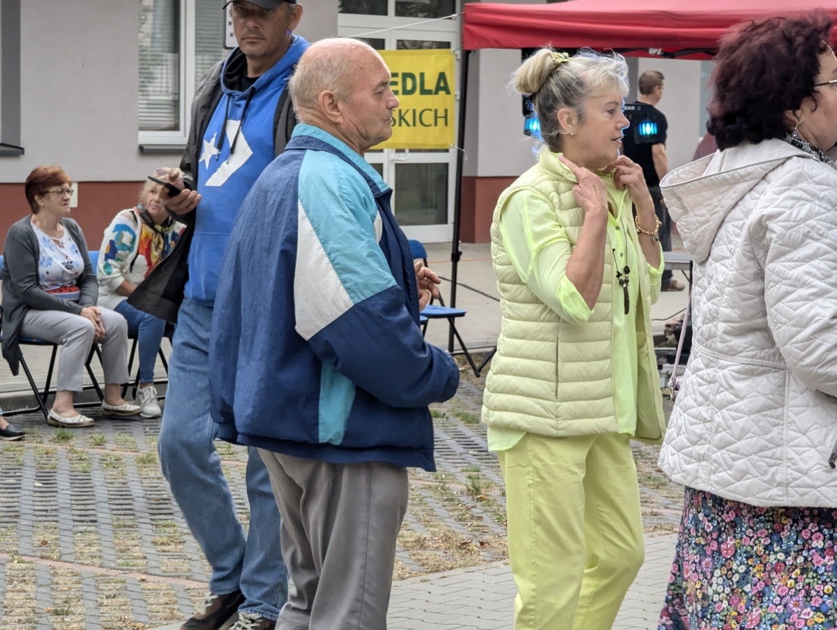 Potańcówka pod gwiazdami – hit na Dzieci Polskich [14.09.2024] - zdjęcie #44 - eOstroleka.pl