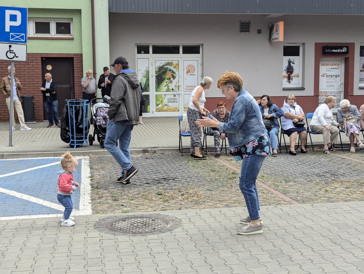 Potańcówka pod gwiazdami – hit na Dzieci Polskich [14.09.2024] - zdjęcie #42 - eOstroleka.pl