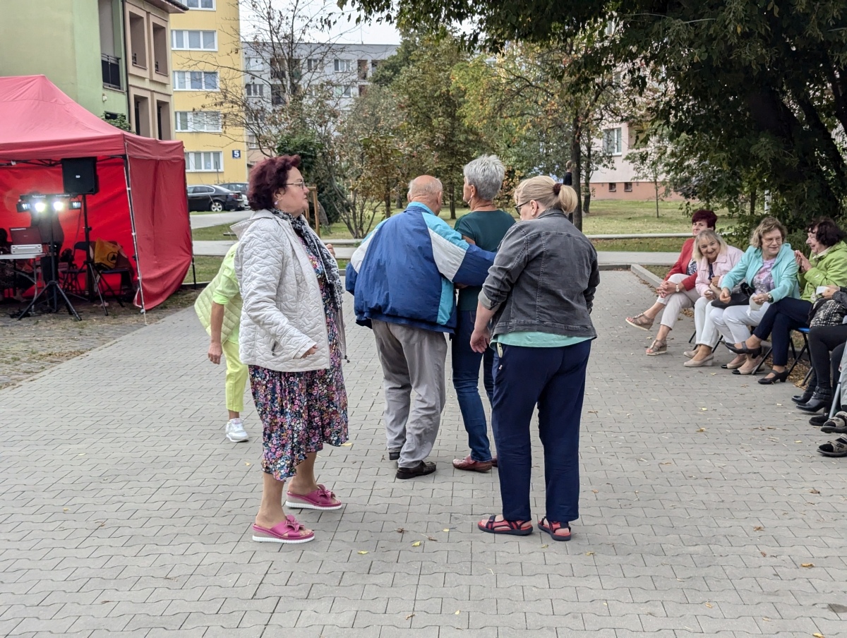 Potańcówka pod gwiazdami – hit na Dzieci Polskich [14.09.2024] - zdjęcie #41 - eOstroleka.pl