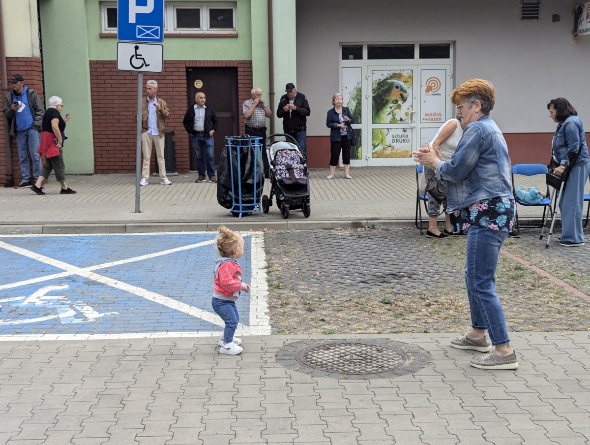 Potańcówka pod gwiazdami – hit na Dzieci Polskich [14.09.2024] - zdjęcie #40 - eOstroleka.pl