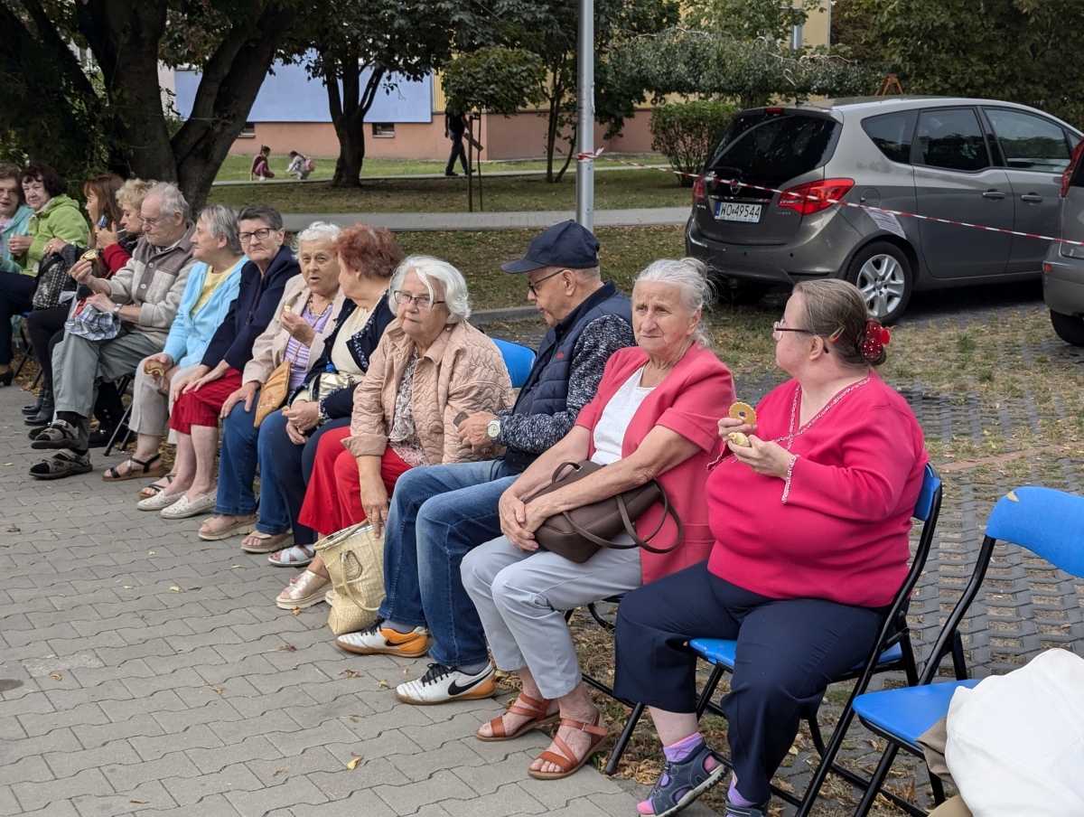 Potańcówka pod gwiazdami – hit na Dzieci Polskich [14.09.2024] - zdjęcie #39 - eOstroleka.pl