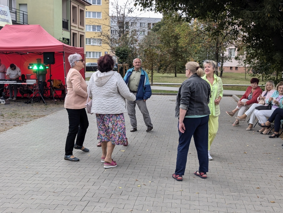Potańcówka pod gwiazdami – hit na Dzieci Polskich [14.09.2024] - zdjęcie #38 - eOstroleka.pl