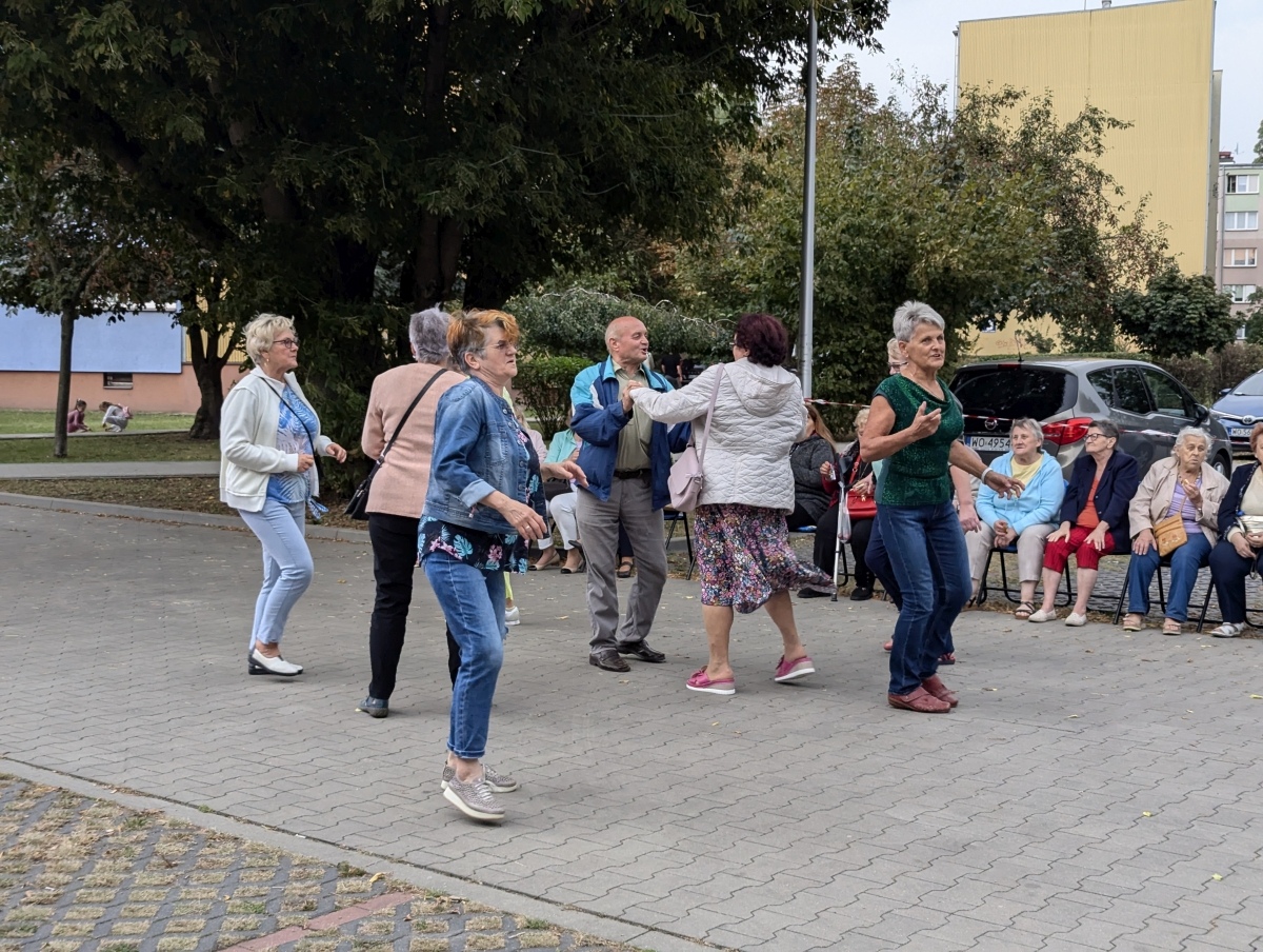 Potańcówka pod gwiazdami – hit na Dzieci Polskich [14.09.2024] - zdjęcie #37 - eOstroleka.pl