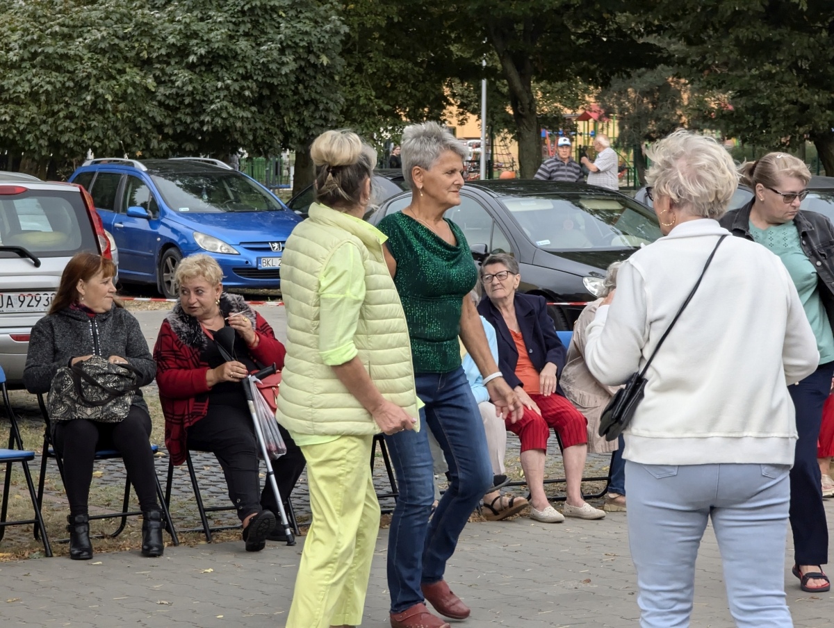 Potańcówka pod gwiazdami – hit na Dzieci Polskich [14.09.2024] - zdjęcie #36 - eOstroleka.pl