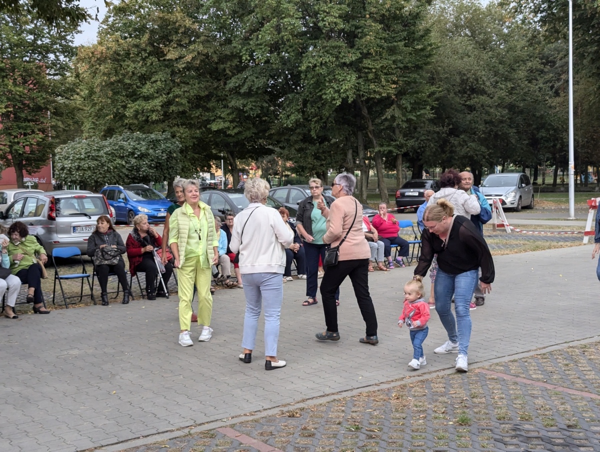 Potańcówka pod gwiazdami – hit na Dzieci Polskich [14.09.2024] - zdjęcie #35 - eOstroleka.pl