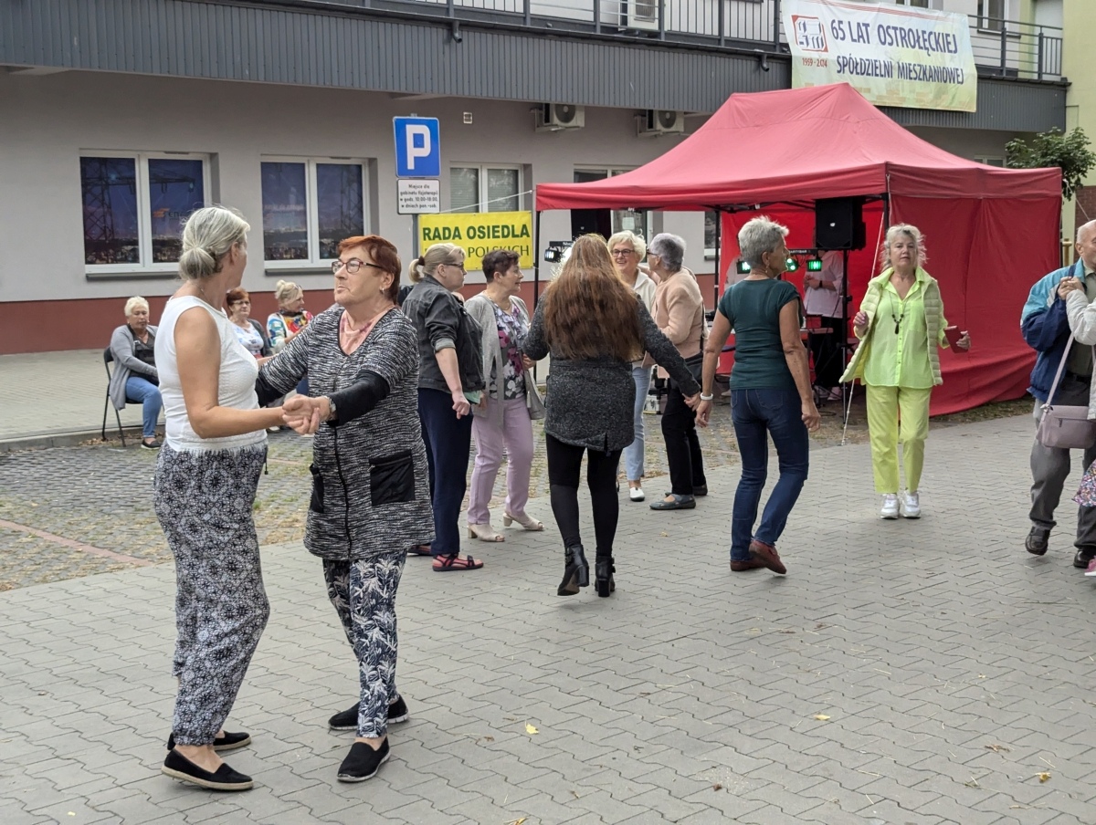 Potańcówka pod gwiazdami – hit na Dzieci Polskich [14.09.2024] - zdjęcie #34 - eOstroleka.pl