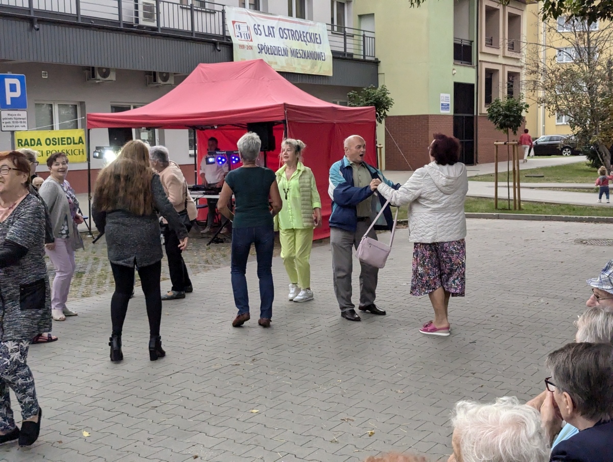 Potańcówka pod gwiazdami – hit na Dzieci Polskich [14.09.2024] - zdjęcie #33 - eOstroleka.pl