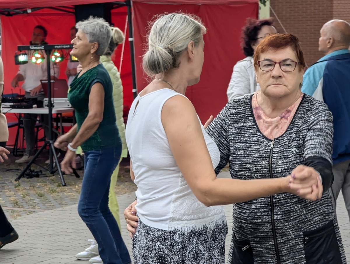 Potańcówka pod gwiazdami – hit na Dzieci Polskich [14.09.2024] - zdjęcie #32 - eOstroleka.pl