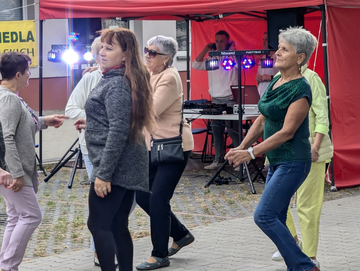 Potańcówka pod gwiazdami – hit na Dzieci Polskich [14.09.2024] - zdjęcie #31 - eOstroleka.pl