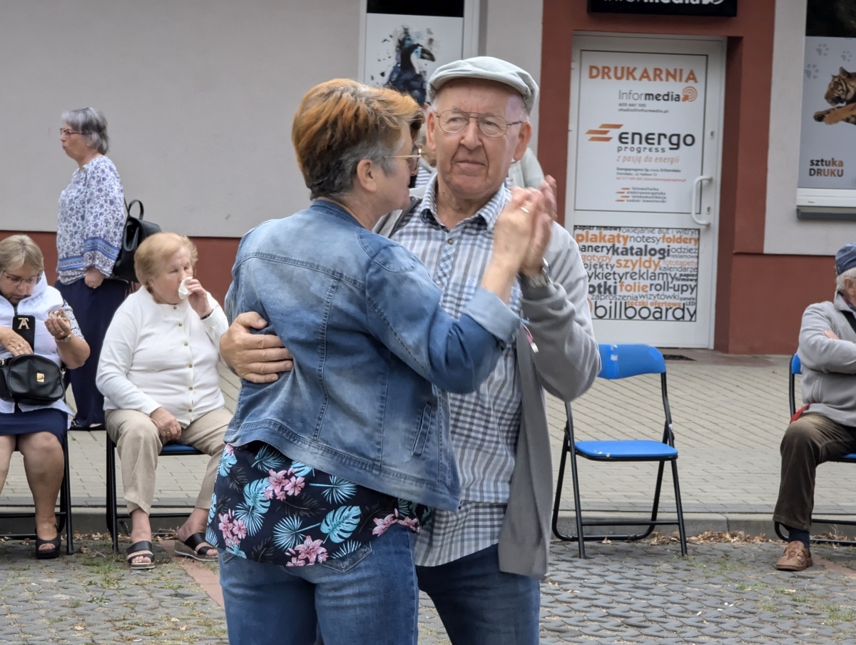 Potańcówka pod gwiazdami – hit na Dzieci Polskich [14.09.2024] - zdjęcie #30 - eOstroleka.pl