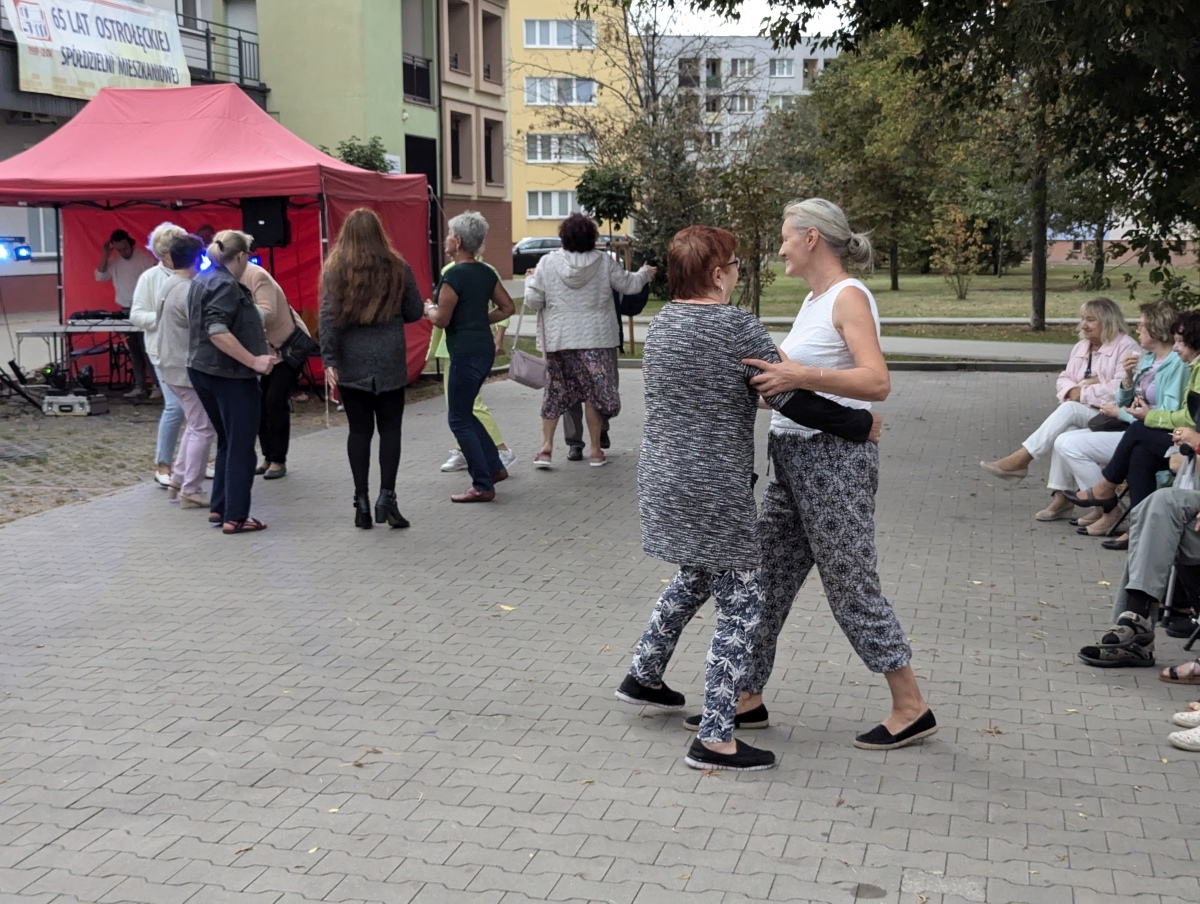 Potańcówka pod gwiazdami – hit na Dzieci Polskich [14.09.2024] - zdjęcie #29 - eOstroleka.pl