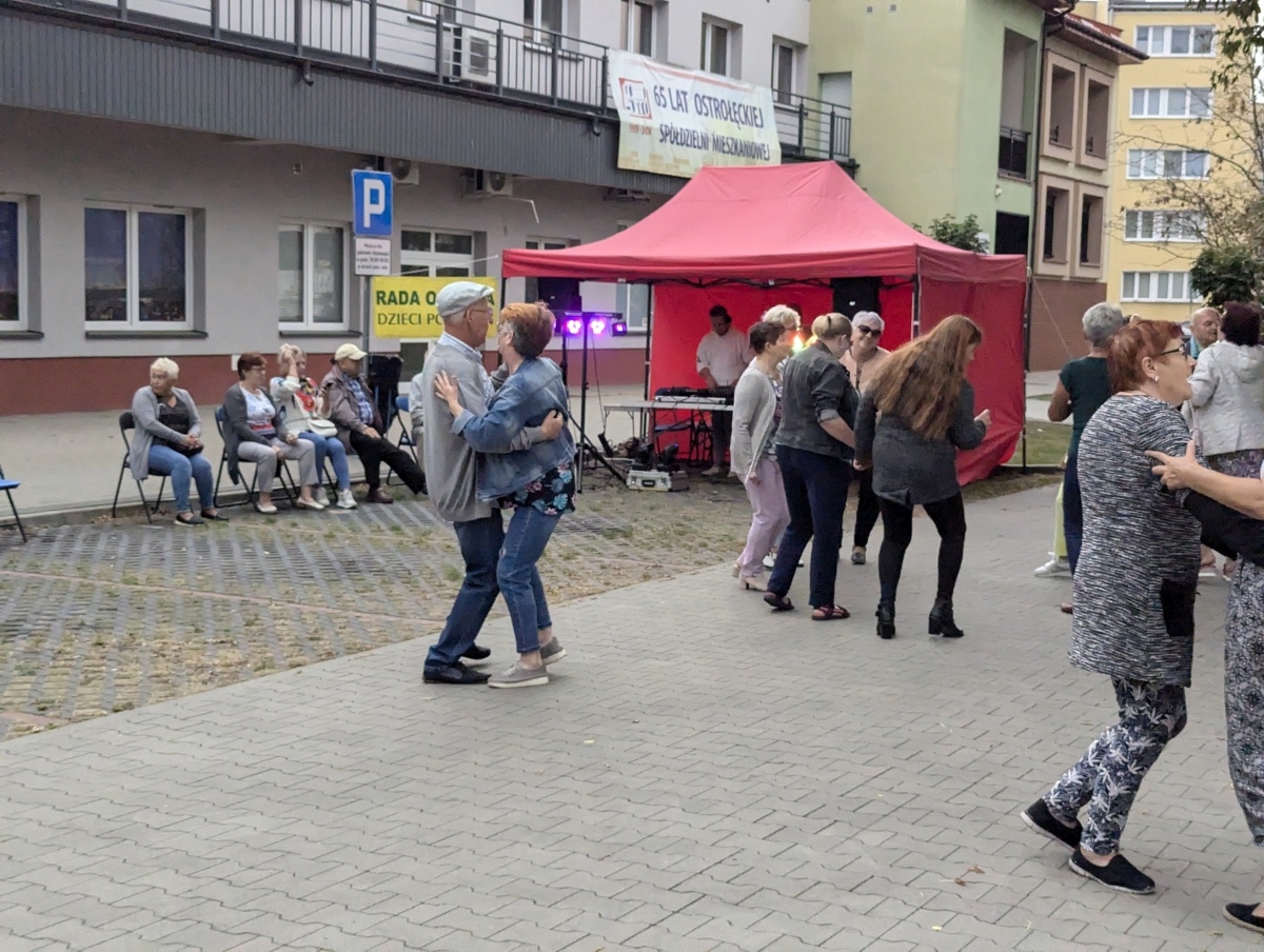 Potańcówka pod gwiazdami – hit na Dzieci Polskich [14.09.2024] - zdjęcie #28 - eOstroleka.pl