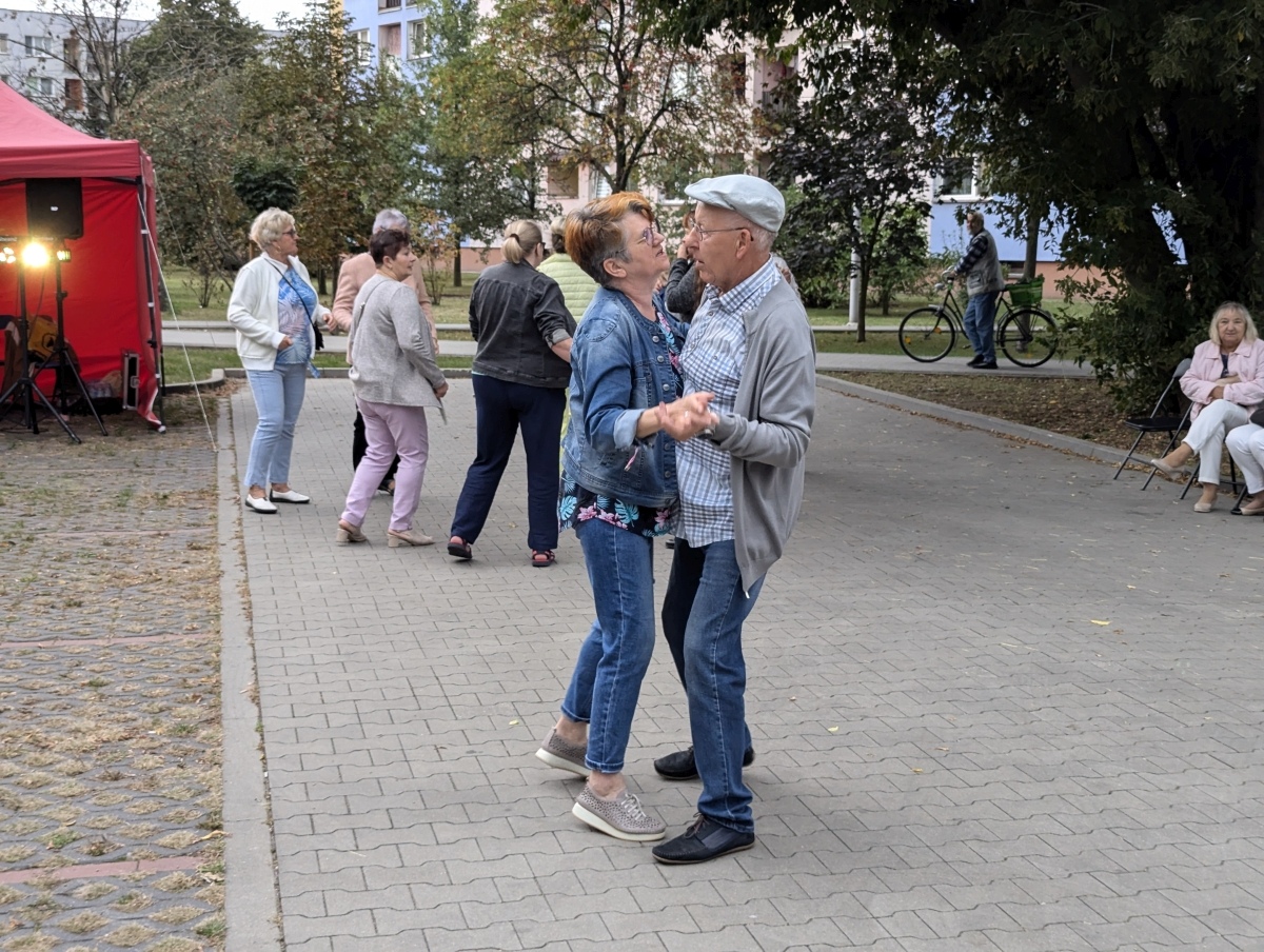 Potańcówka pod gwiazdami – hit na Dzieci Polskich [14.09.2024] - zdjęcie #27 - eOstroleka.pl