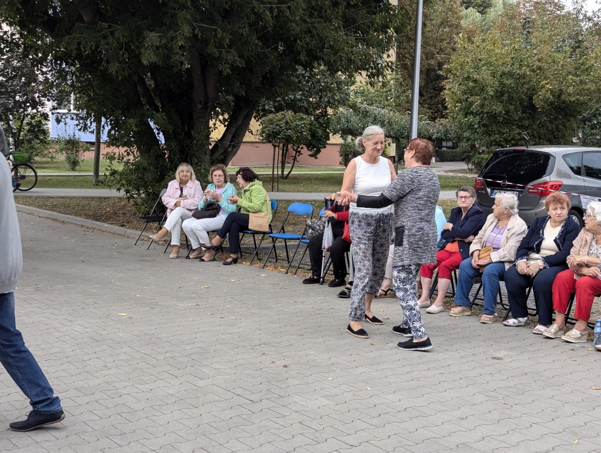 Potańcówka pod gwiazdami – hit na Dzieci Polskich [14.09.2024] - zdjęcie #26 - eOstroleka.pl