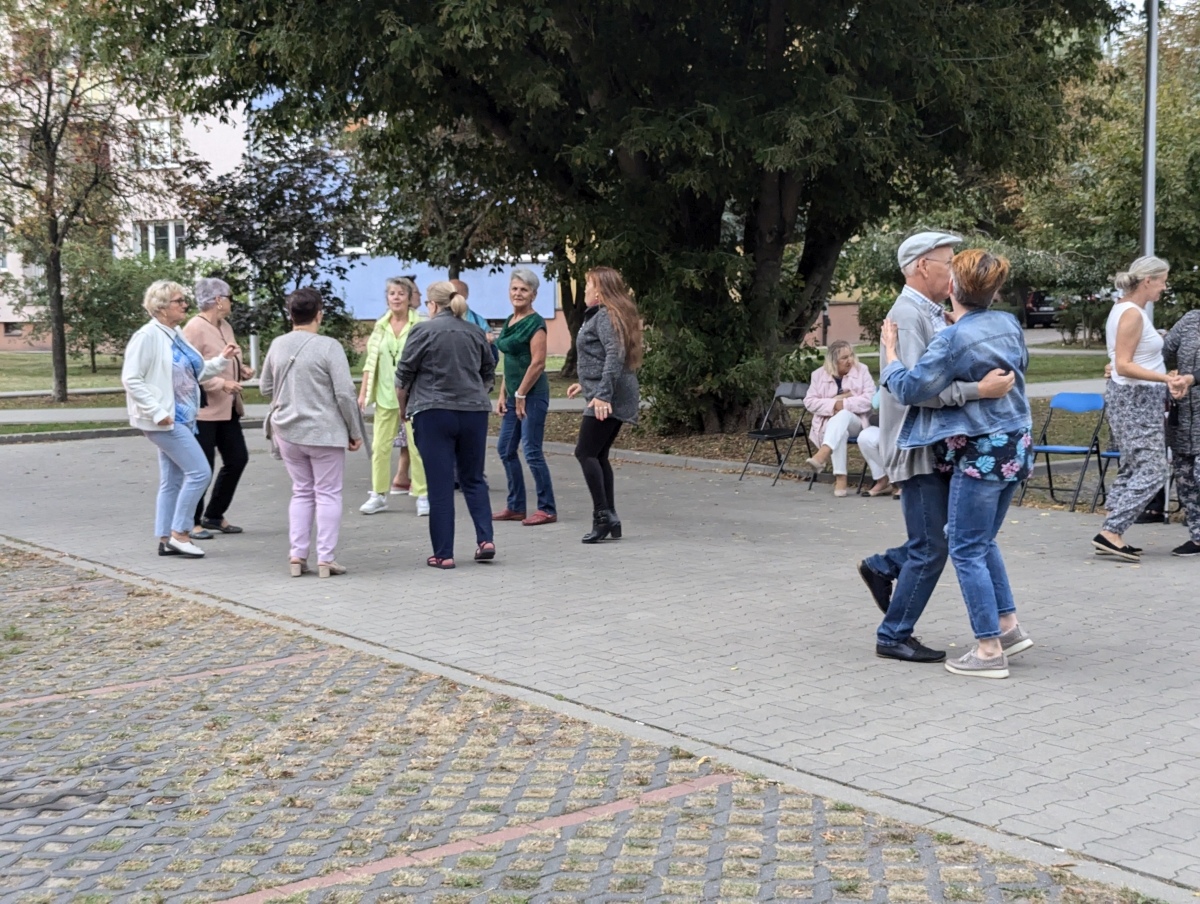 Potańcówka pod gwiazdami – hit na Dzieci Polskich [14.09.2024] - zdjęcie #25 - eOstroleka.pl