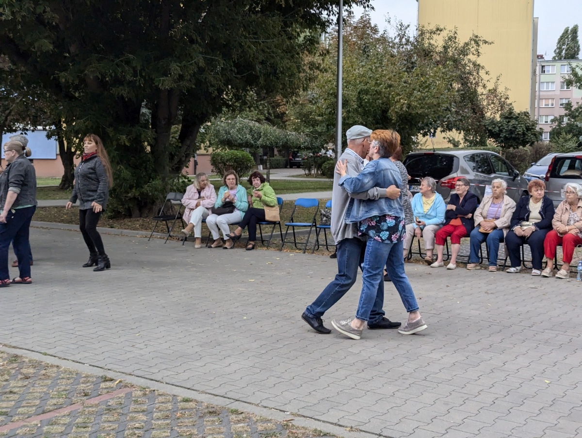 Potańcówka pod gwiazdami – hit na Dzieci Polskich [14.09.2024] - zdjęcie #24 - eOstroleka.pl