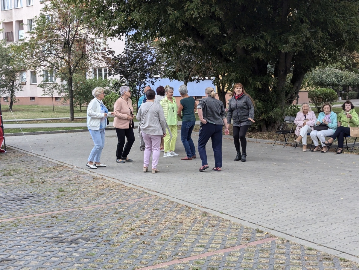 Potańcówka pod gwiazdami – hit na Dzieci Polskich [14.09.2024] - zdjęcie #23 - eOstroleka.pl