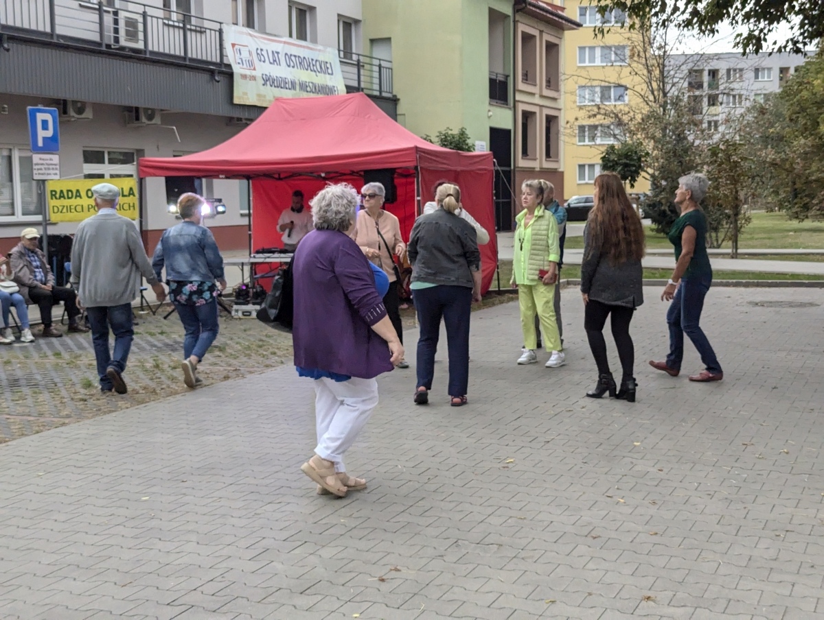 Potańcówka pod gwiazdami – hit na Dzieci Polskich [14.09.2024] - zdjęcie #22 - eOstroleka.pl