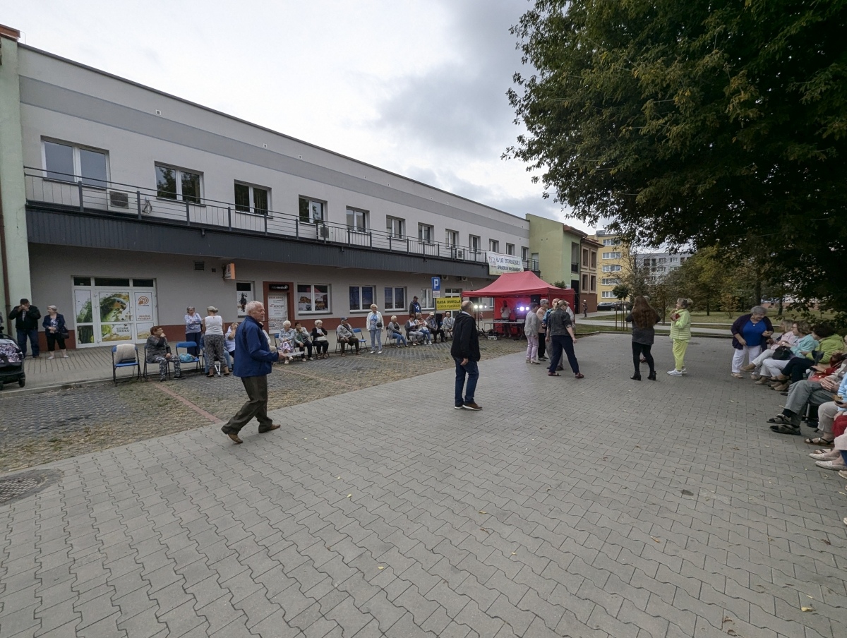 Potańcówka pod gwiazdami – hit na Dzieci Polskich [14.09.2024] - zdjęcie #21 - eOstroleka.pl