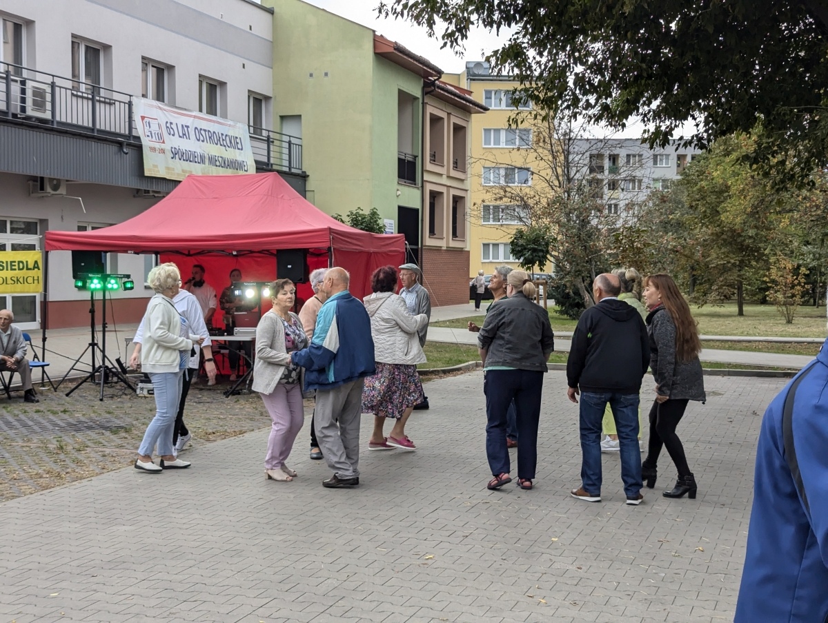 Potańcówka pod gwiazdami – hit na Dzieci Polskich [14.09.2024] - zdjęcie #18 - eOstroleka.pl