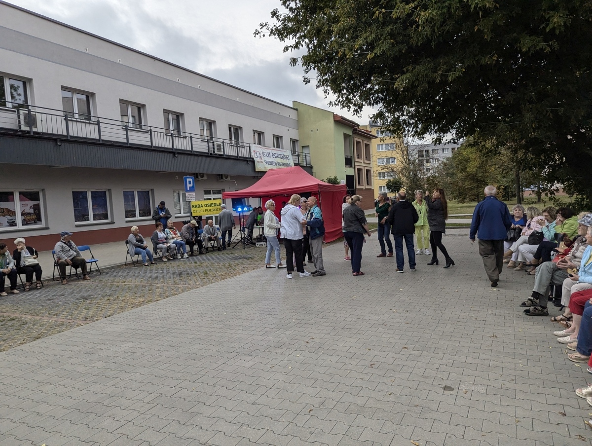 Potańcówka pod gwiazdami – hit na Dzieci Polskich [14.09.2024] - zdjęcie #17 - eOstroleka.pl