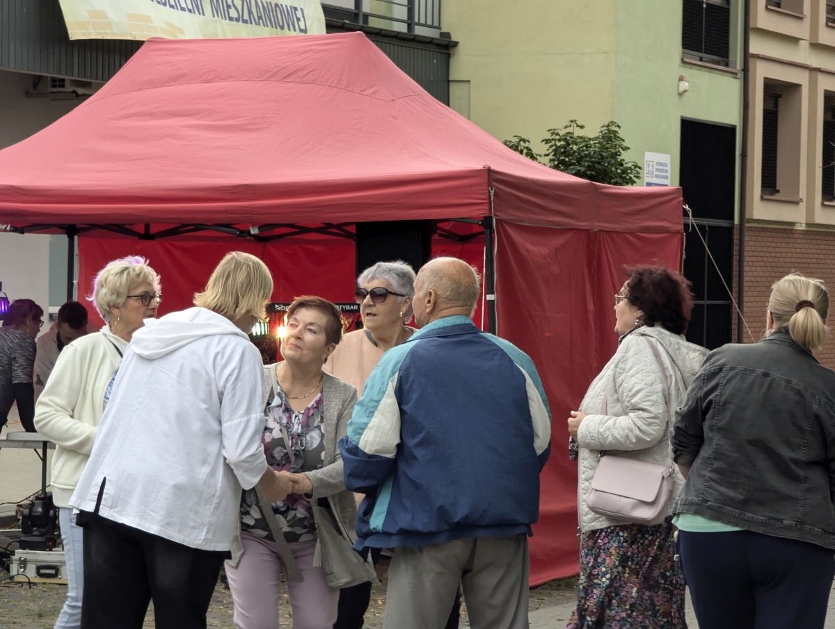 Potańcówka pod gwiazdami – hit na Dzieci Polskich [14.09.2024] - zdjęcie #16 - eOstroleka.pl