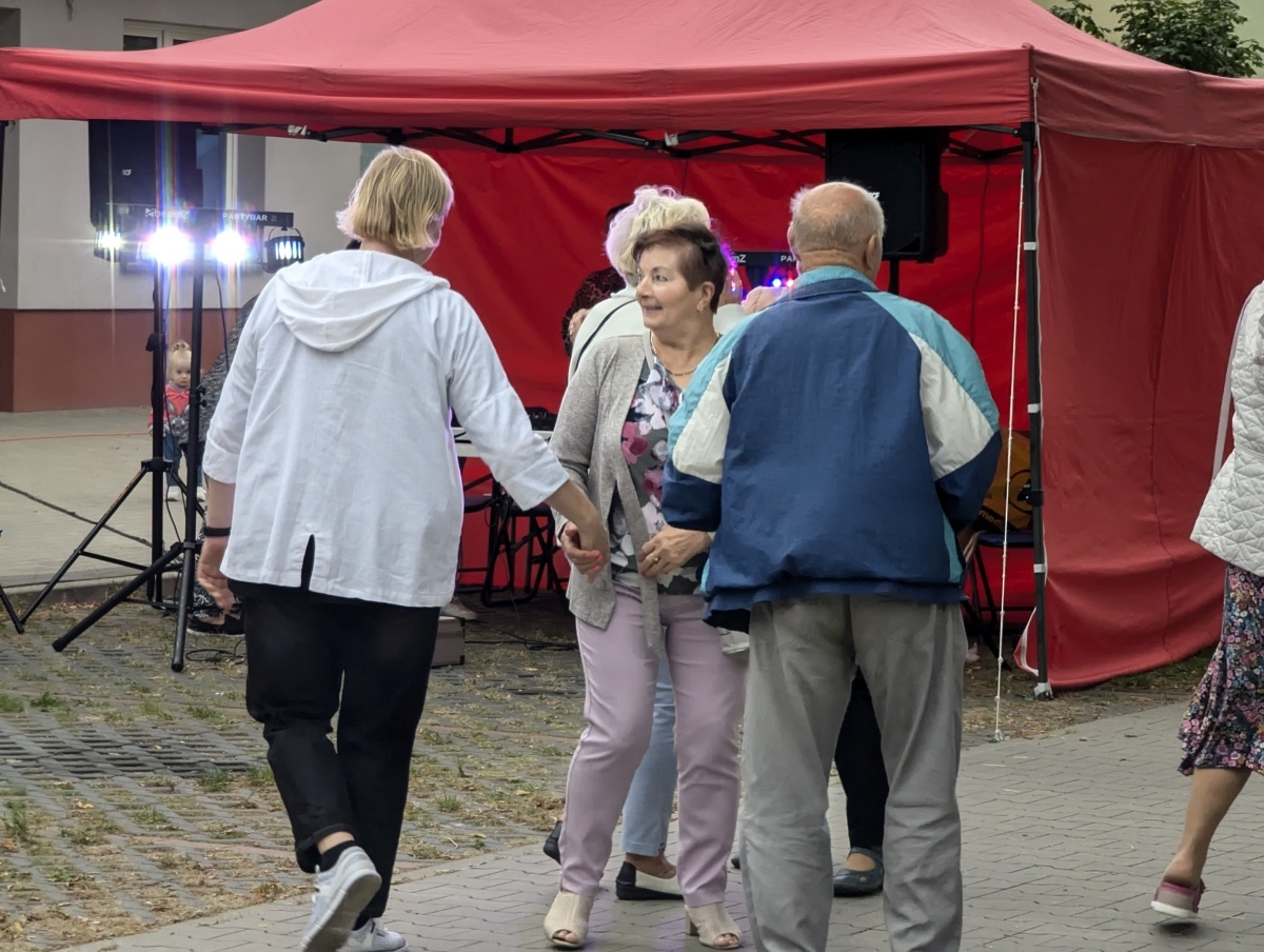 Potańcówka pod gwiazdami – hit na Dzieci Polskich [14.09.2024] - zdjęcie #15 - eOstroleka.pl