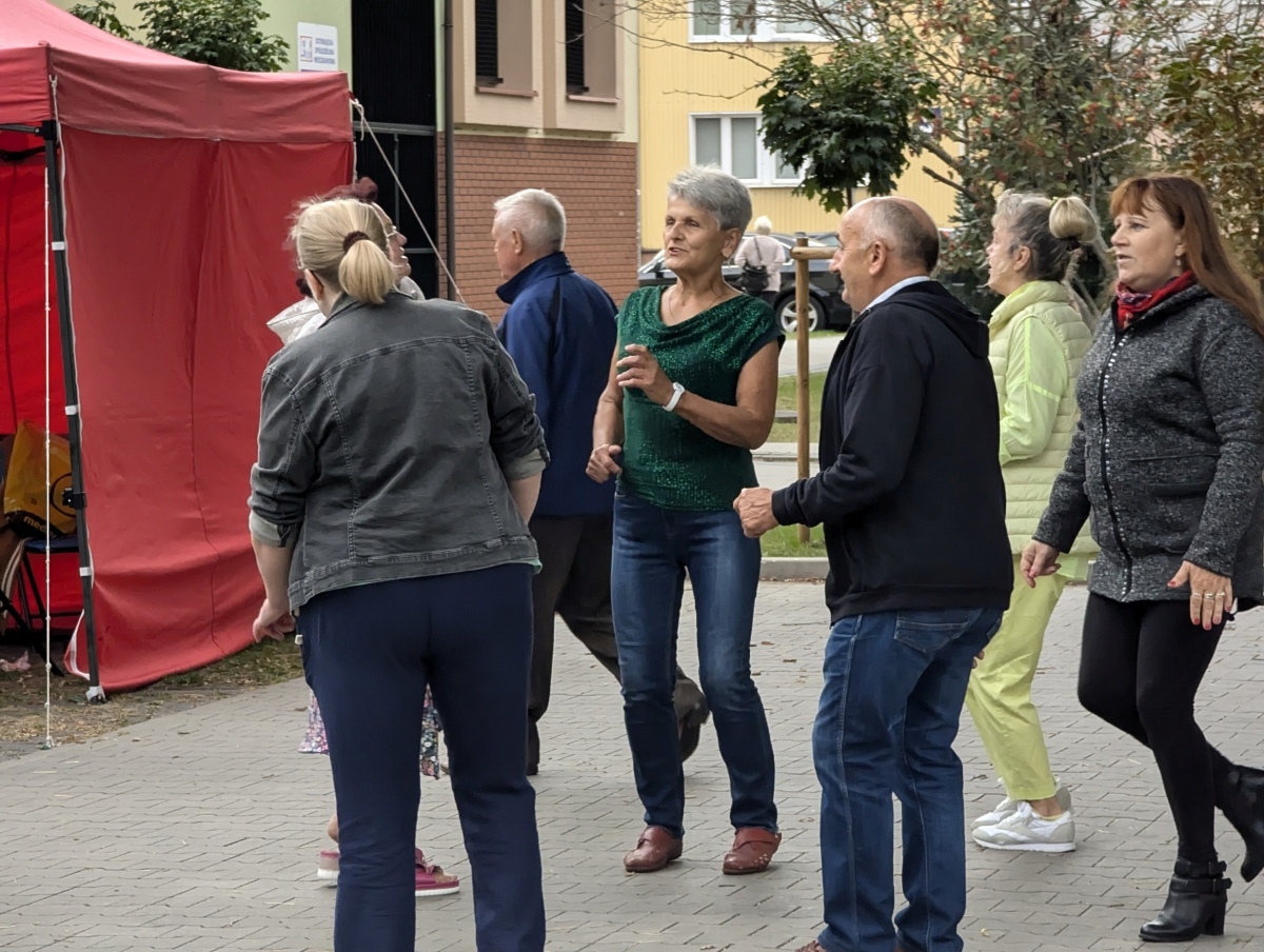 Potańcówka pod gwiazdami – hit na Dzieci Polskich [14.09.2024] - zdjęcie #13 - eOstroleka.pl