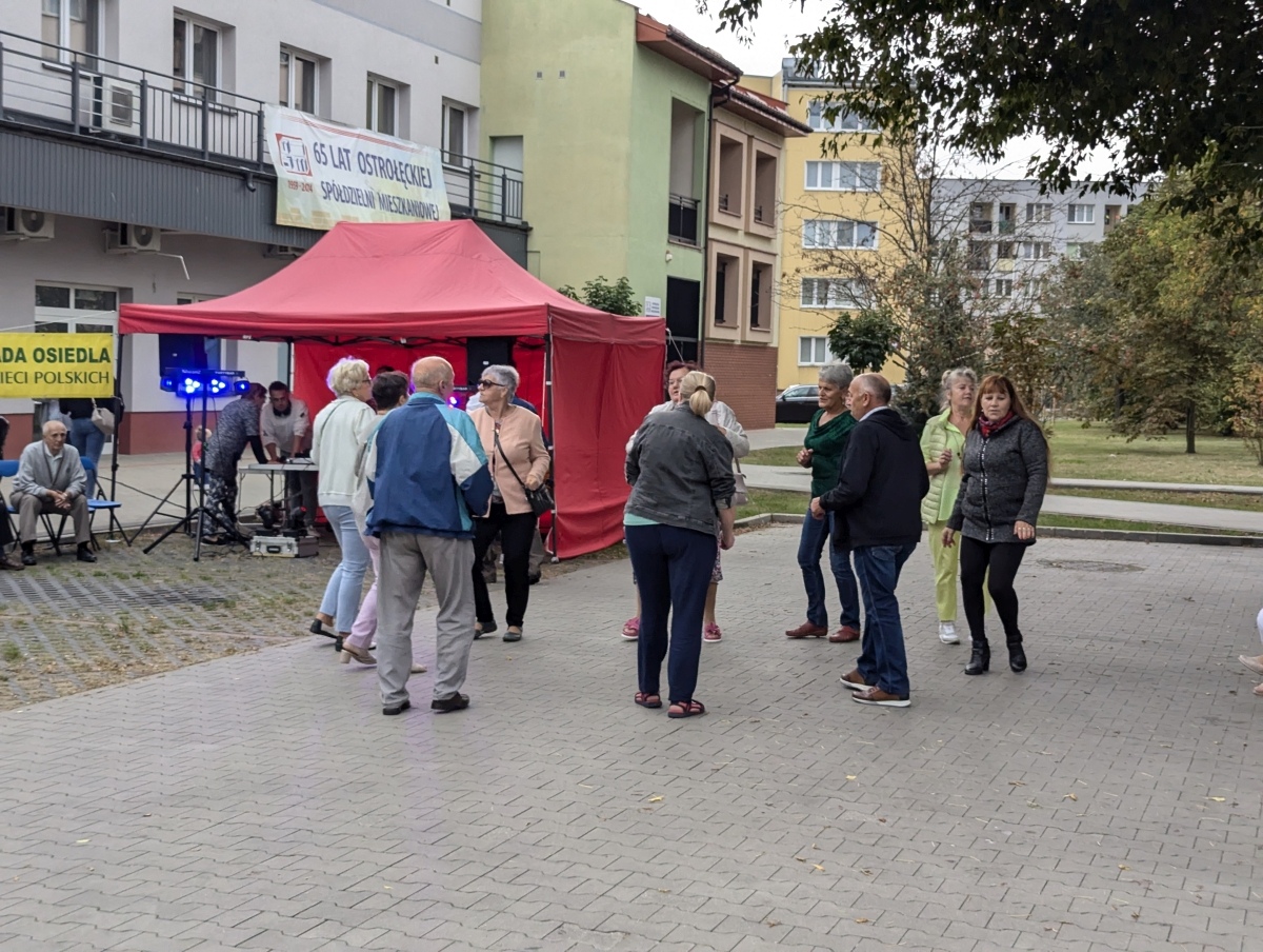 Potańcówka pod gwiazdami – hit na Dzieci Polskich [14.09.2024] - zdjęcie #12 - eOstroleka.pl