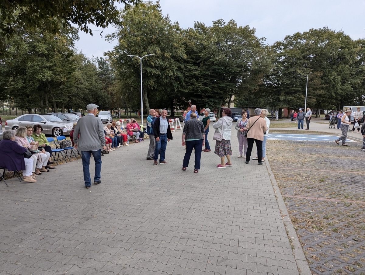 Potańcówka pod gwiazdami – hit na Dzieci Polskich [14.09.2024] - zdjęcie #11 - eOstroleka.pl