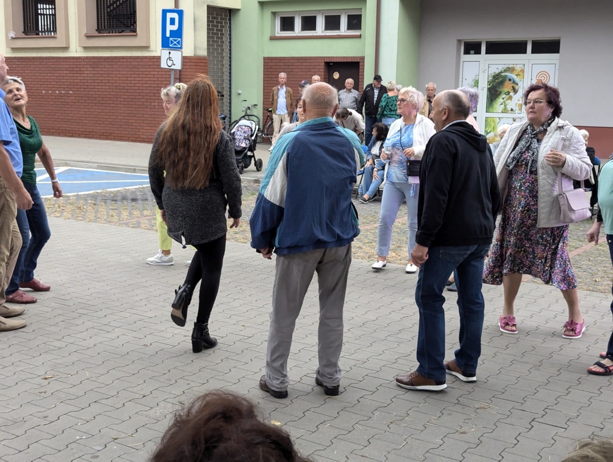 Potańcówka pod gwiazdami – hit na Dzieci Polskich [14.09.2024] - zdjęcie #8 - eOstroleka.pl