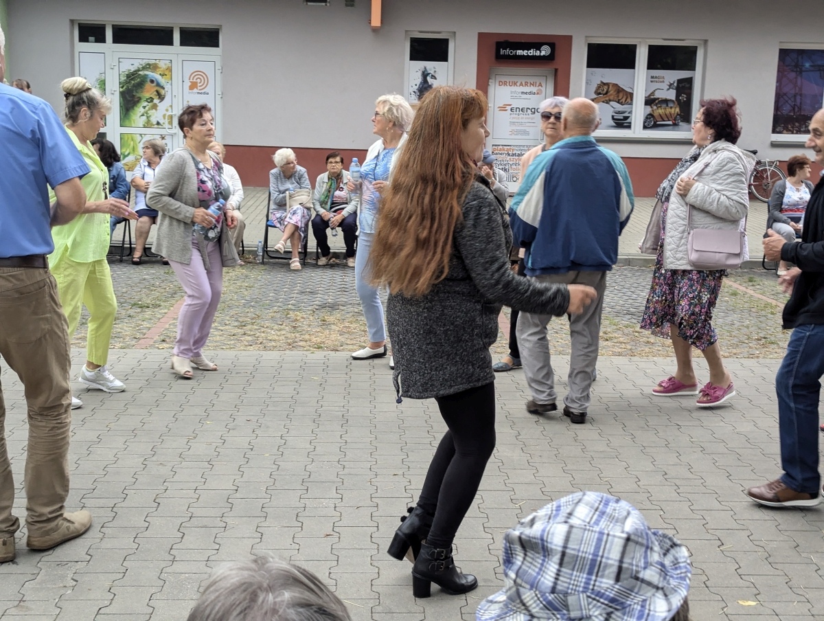 Potańcówka pod gwiazdami – hit na Dzieci Polskich [14.09.2024] - zdjęcie #6 - eOstroleka.pl