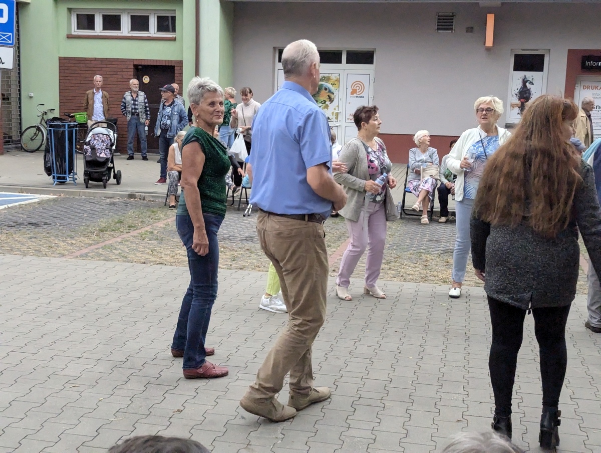 Potańcówka pod gwiazdami – hit na Dzieci Polskich [14.09.2024] - zdjęcie #5 - eOstroleka.pl