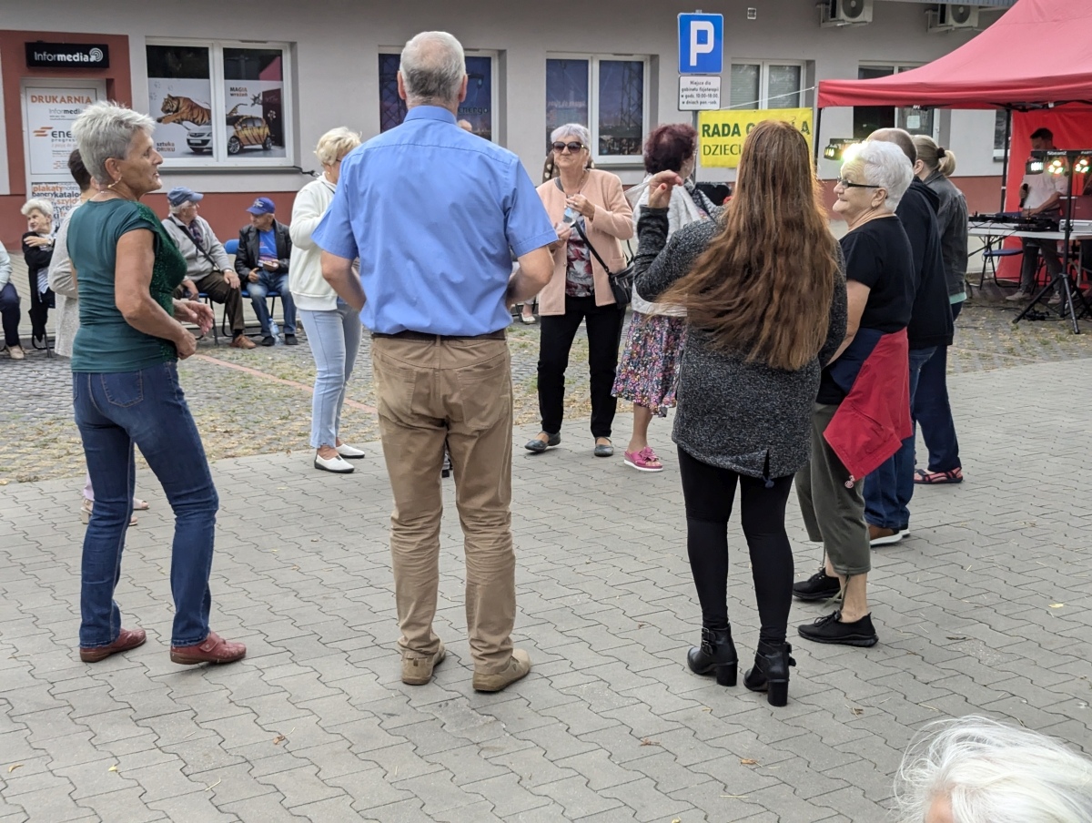 Potańcówka pod gwiazdami – hit na Dzieci Polskich [14.09.2024] - zdjęcie #3 - eOstroleka.pl