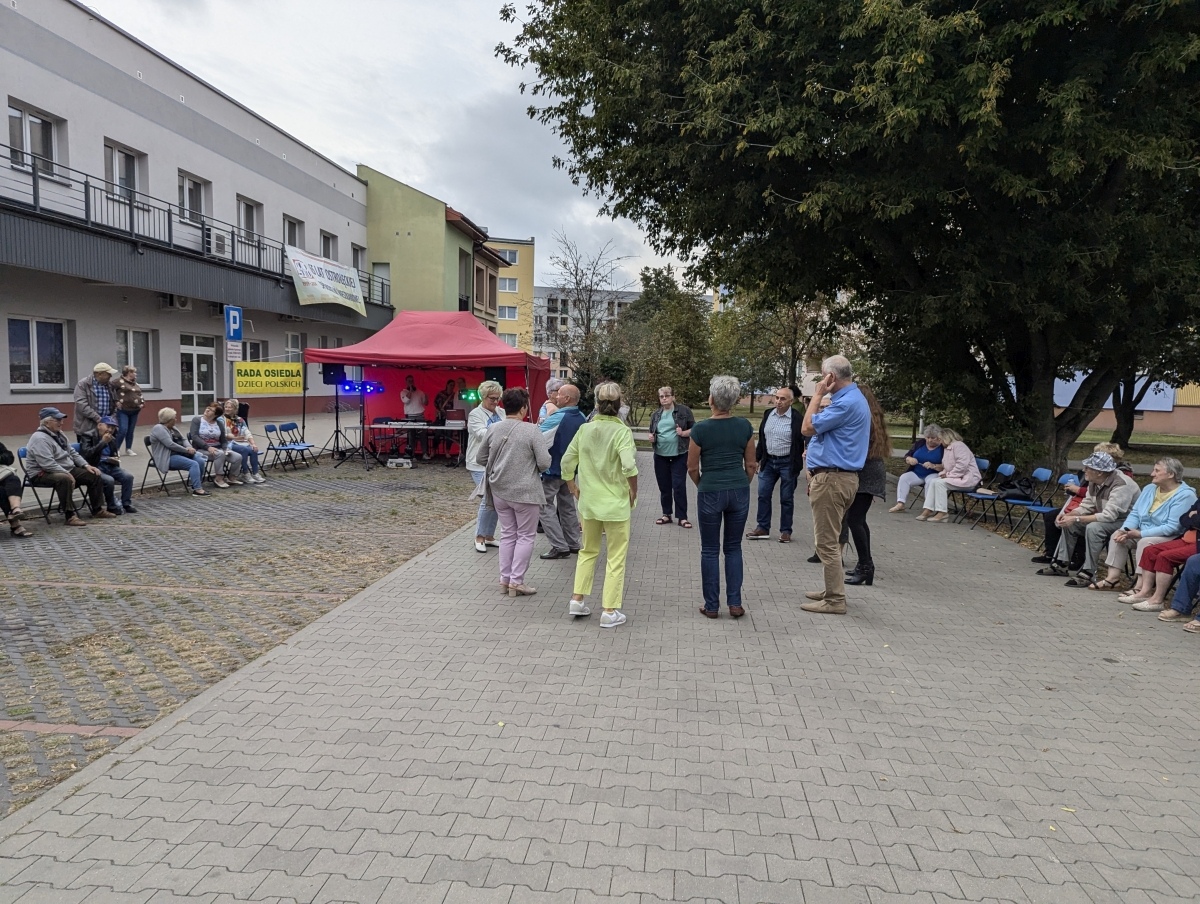 Potańcówka pod gwiazdami – hit na Dzieci Polskich [14.09.2024] - zdjęcie #2 - eOstroleka.pl