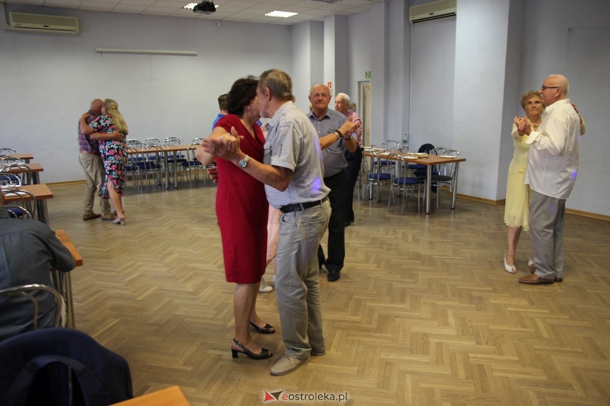 Zabawa taneczna Klubu Seniora „Wrzos [15.09.2024] - zdjęcie #18 - eOstroleka.pl