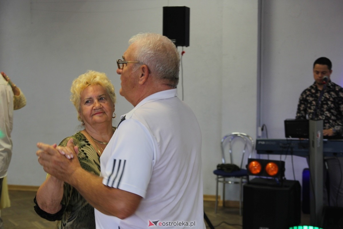 Zabawa taneczna Klubu Seniora „Wrzos [15.09.2024] - zdjęcie #17 - eOstroleka.pl