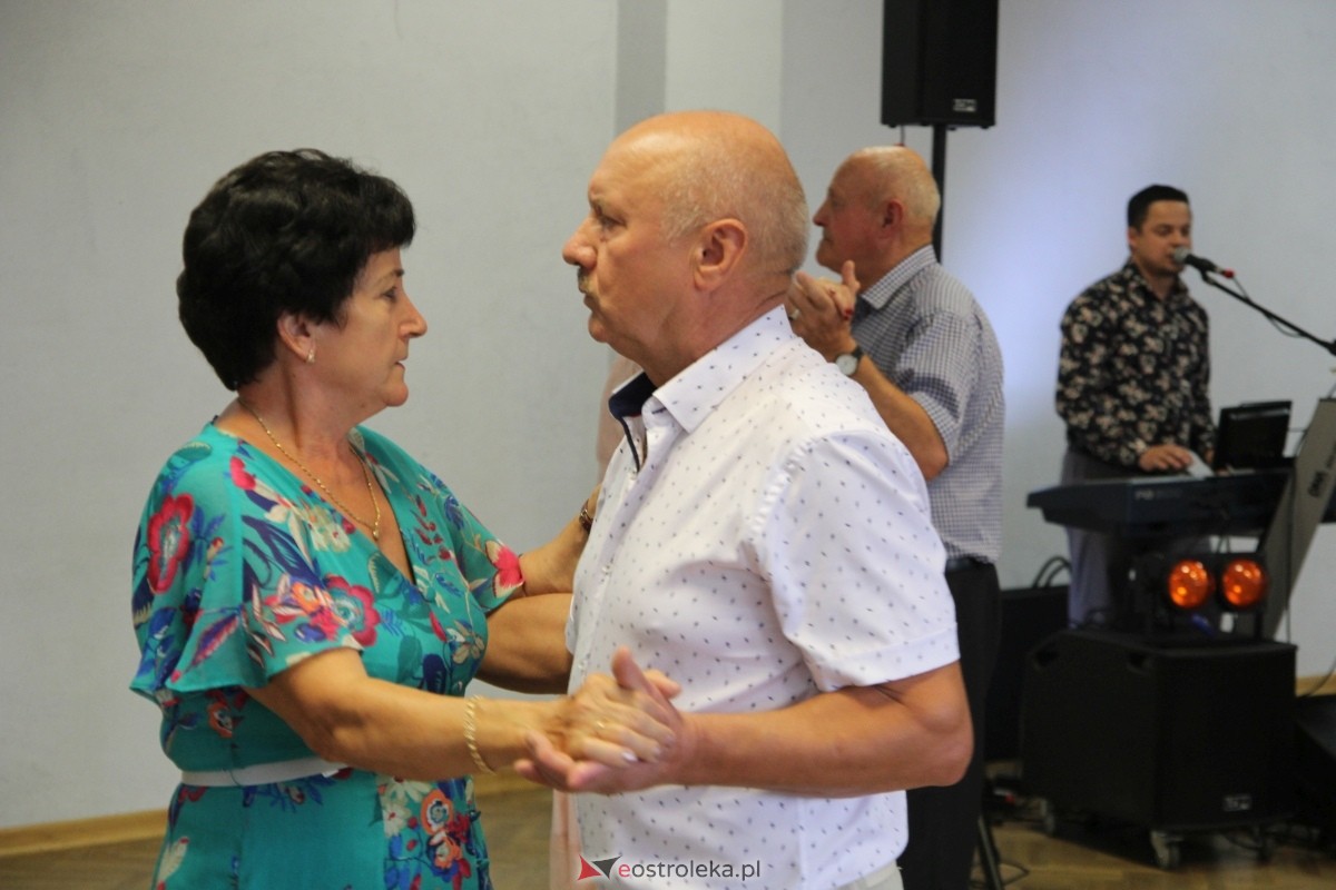 Zabawa taneczna Klubu Seniora „Wrzos [15.09.2024] - zdjęcie #11 - eOstroleka.pl