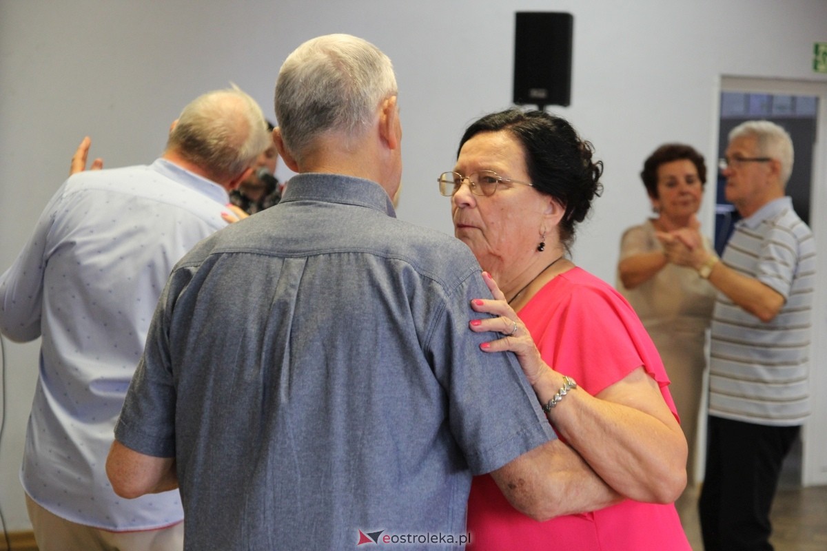 Zabawa taneczna Klubu Seniora „Wrzos [15.09.2024] - zdjęcie #9 - eOstroleka.pl