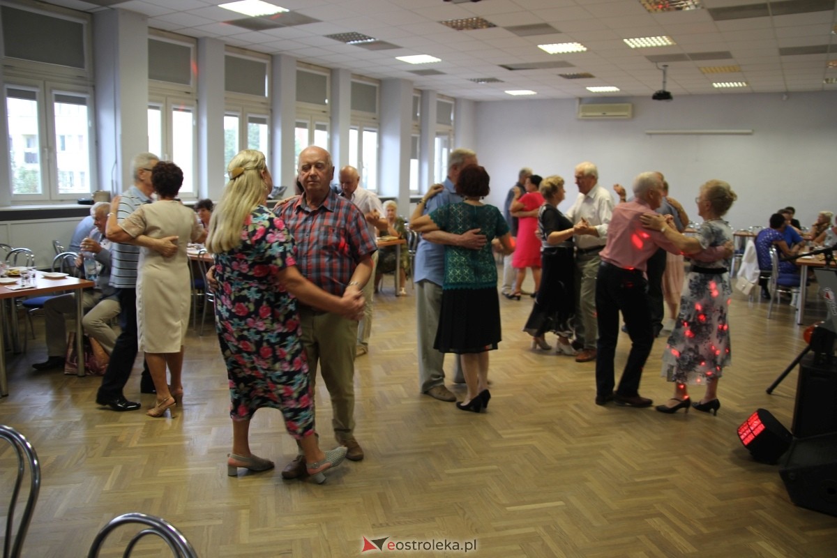 Zabawa taneczna Klubu Seniora „Wrzos [15.09.2024] - zdjęcie #5 - eOstroleka.pl