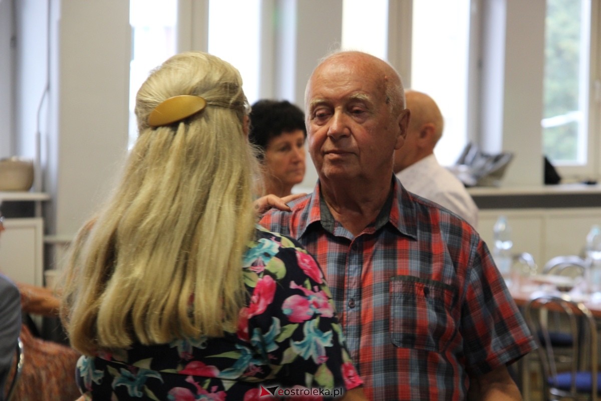 Zabawa taneczna Klubu Seniora „Wrzos [15.09.2024] - zdjęcie #4 - eOstroleka.pl